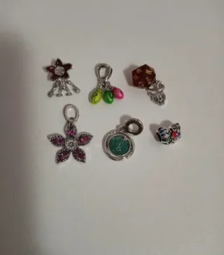 Lote de 6 charms Stranger Things de plata.