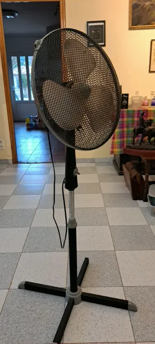 Ventilador de pie negro