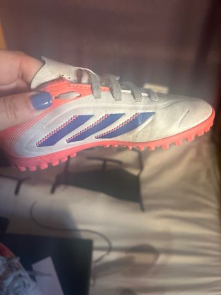 Botas multitaco fútbol niño T29