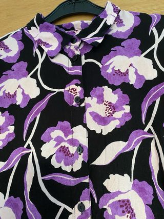 Camisa estampada floral morada y negra