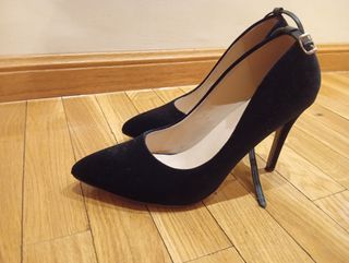 Zapatos de tacón negros atados al tobillo