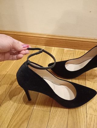 Zapatos de tacón negros atados al tobillo