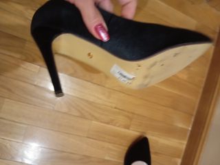 Zapatos de tacón negros atados al tobillo