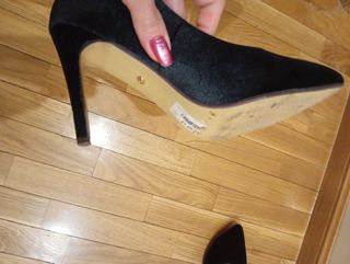 Zapatos de tacón negros atados al tobillo