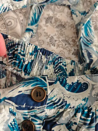 Falda con tirantes y estampado de olas