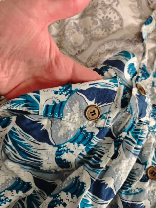 Falda con tirantes y estampado de olas