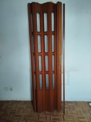 Puerta plegable madera con cristal