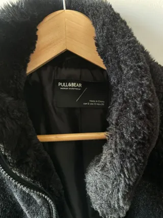 Chaqueta bomber negra peluda