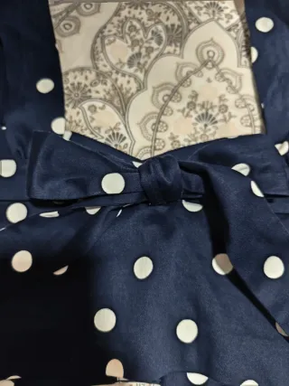 Top azul con lunares blancos