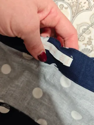 Top azul con lunares blancos