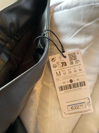 Falda pantalón efecto cuero negra