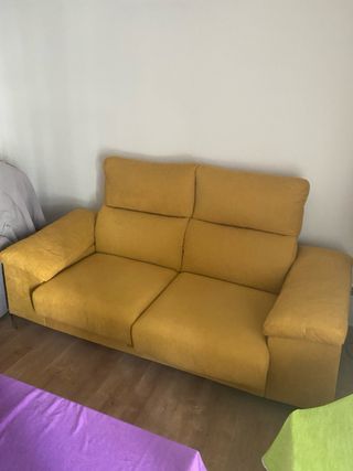 Sofá moderno dos plazas . color mostaza