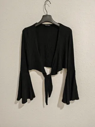 Top negro nudo mangas acampanadas