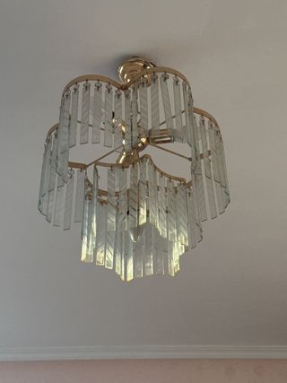 Lámpara colgante de cristal y metal dorado