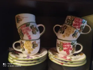 Juego de café de cerámica con uvas