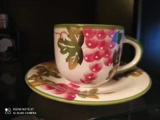 Juego de café de cerámica con uvas