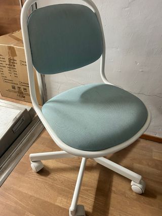 Silla de escritorio azul y blanca