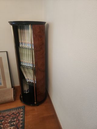 Mueble librería de madera y cristal