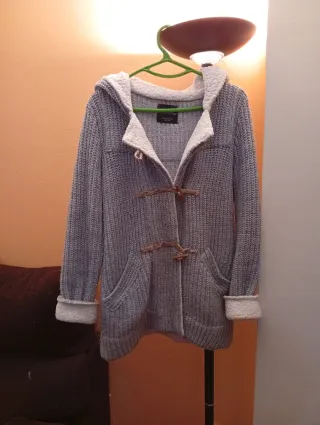 Chaquetón gris con capucha
