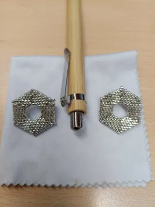 Orecchini esagonali fatti a mano