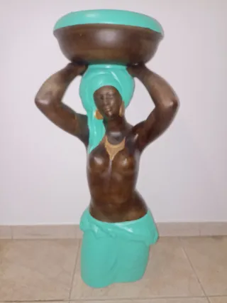 Busto mujer africana con turbante y cuenco