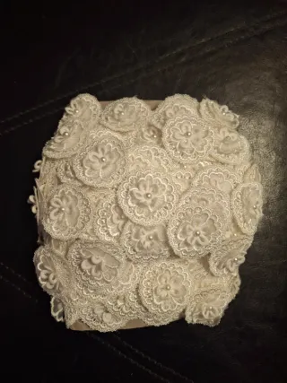 Pasamanería de encaje con flores y perlas