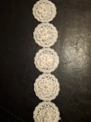 Pasamanería de encaje con flores y perlas