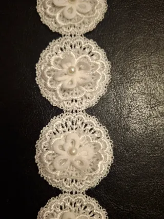 Pasamanería de encaje con flores y perlas