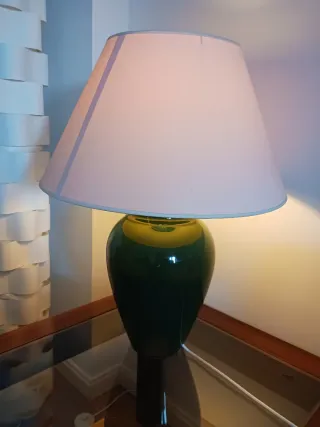 Lámpara de mesa verde botella