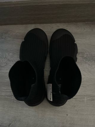 Botín tipo calcetín negro