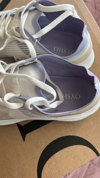 Zapatillas Oysho Running Blancas y Moradas