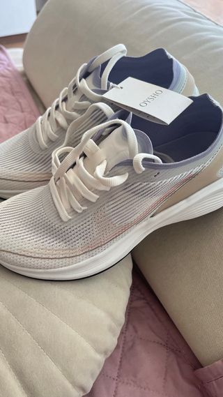 Zapatillas Oysho Running Blancas y Moradas