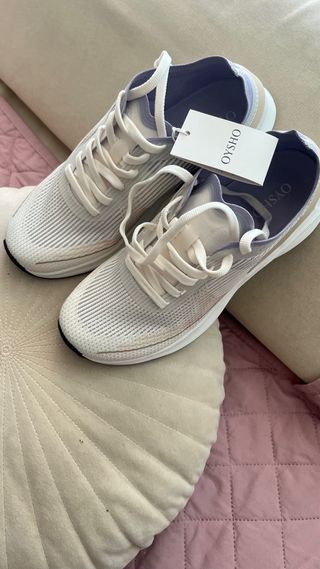 Zapatillas Oysho Running Blancas y Moradas