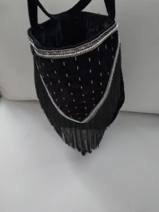Bolso Hoss Intropia negro con flecos y apliques