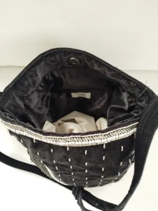 Bolso Hoss Intropia negro con flecos y apliques