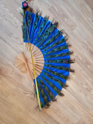 Abanico de seda azul con plumas de pavo rea