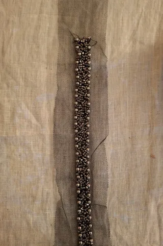 Pasamanería pedrería negra y plateada