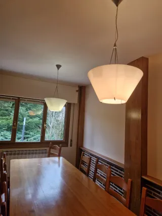 Lámparas colgantes blancas y marrones