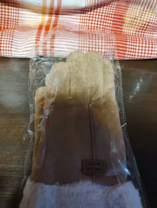 Guanti in pelle scamosciata con pelliccia