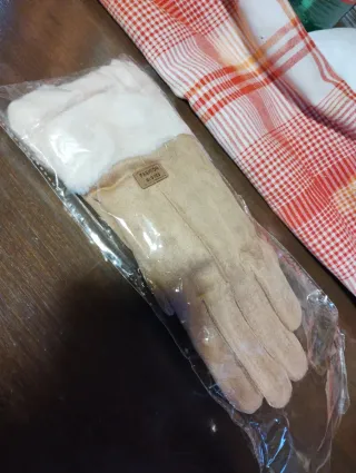 Guanti in pelle scamosciata con pelliccia