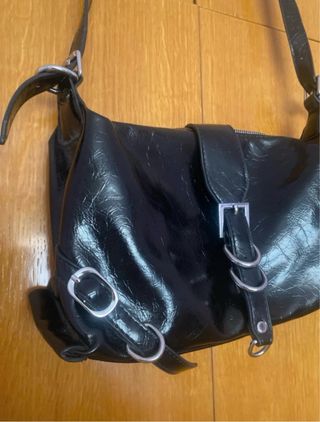 Bolso bandolera negro con hebillas