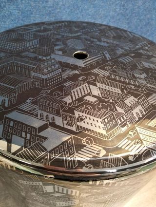 Taburete de cerámica de diseño negro y plata