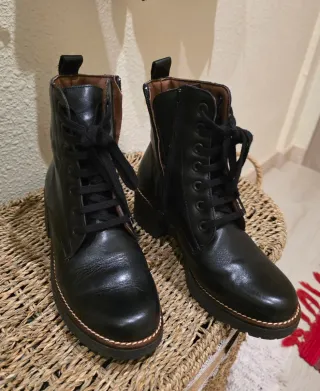 Botines negros de cordones
