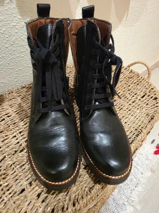 Botines negros de cordones