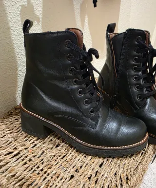 Botines negros de cordones