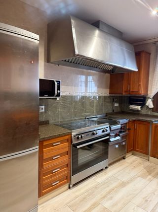 Cocina de gas con horno de gran capacidad.