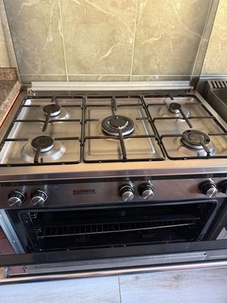 Cocina de gas con horno de gran capacidad.