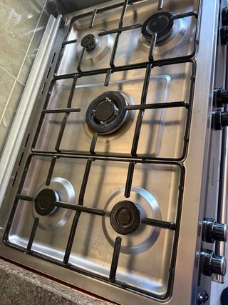 Cocina de gas con horno de gran capacidad.