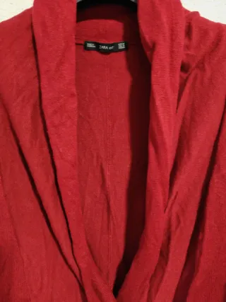 Chaqueta polar roja cuello alto