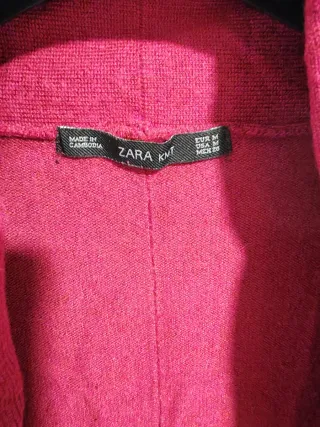 Chaqueta polar roja cuello alto